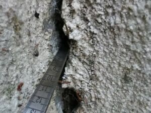 Messung der Rissbreite mit der Saugnac-Dreikantlehre