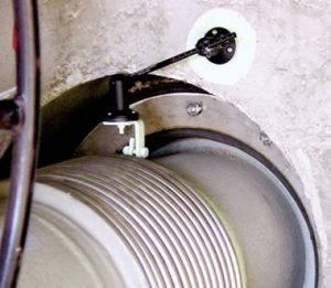 Einbau der 3Dim-Messlehre zur Überwachung einer Rohrleitung in Stahlbeton