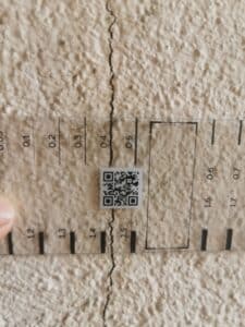 Messung der Rissbreite mit Rissbreitenmesser