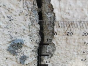 Messung der Rissbreite mit Rissbreitenmesser