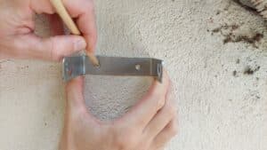 Befestigung des vernetzten Rissmonitors R2 auf massivem Untergrund