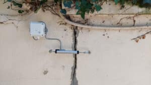 Komplettinstallation des vernetzten Rissmonitors R2