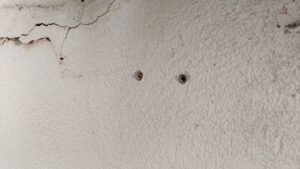 Befestigung des vernetzten Rissmonitors R2 auf Hohlraum-Untergrund