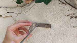 Montage des externen Linearsensors des Rissmonitors R2