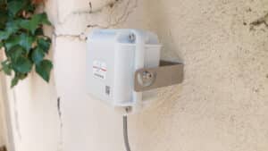 Installation des Gehäuses des vernetzten Rissmonitors R2