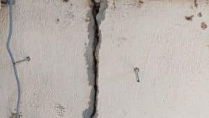 Wandmontage des vernetzten Rissmonitors R2