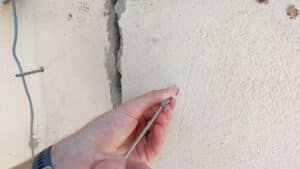 Installation des Rissmonitors R2 auf einer Betonstruktur