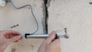 Montage des Linearsensors des R2 an Mauerwerk