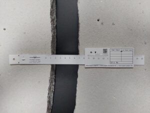 Rissmonitor G1.3 auf einem breiten Riss