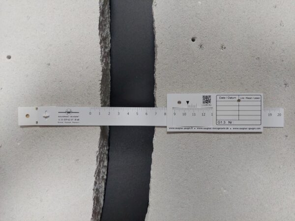 Rissmonitor G1.3 auf einem breiten Riss
