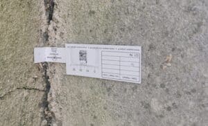 Rissmonitor G1 im Winkel befestigt