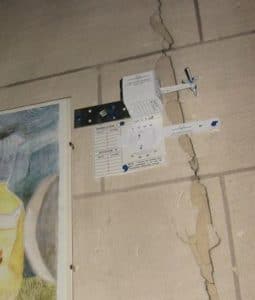 Installation eines G6-Messgeräts in Kombination mit einem G3-Messgerät in einer Kirche zur Überwachung der Entwicklung einer Verformung auf zwei Achsen und der Entwicklung eines Versatzes