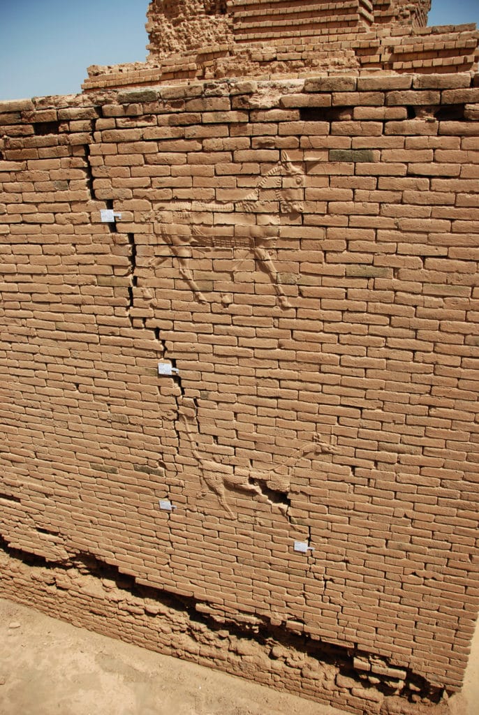 Anbringen eines G6-Rissmesslhere an einem Riss in der Wand des Ischtar-Tors