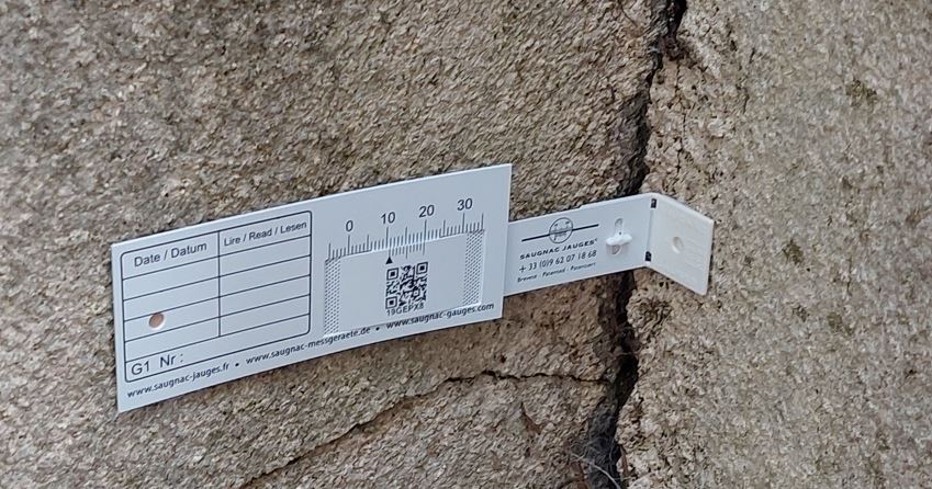 G1-Riss-Messlehre im Winkel aufgestellt