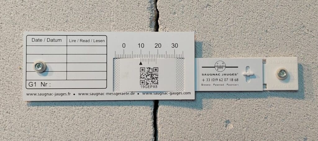 G1-Riss-Messlehre mit Schlagdübel aufgestellt
