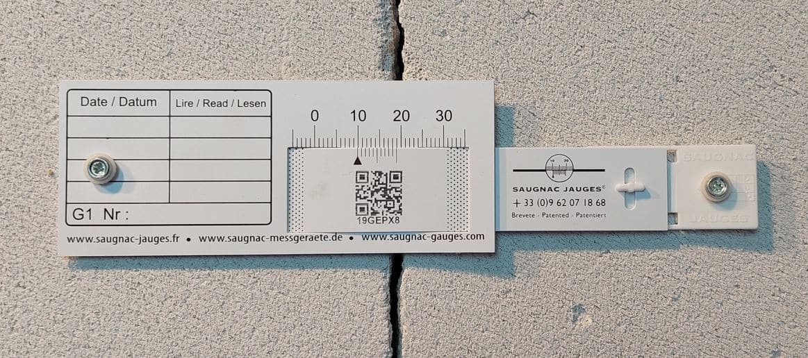 G1-Riss-Messlehre mit Schlagdübel aufgestellt