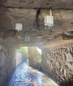 Fernüberwachung einer Brücke mit vernetztem Rissmonitor R1 und R2