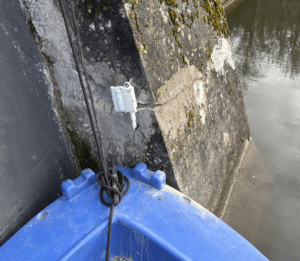 Vernetzter Rissmonitor R1 an einem Staudamm installiert