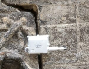 Riss an einem Baudenkmal – Überwachung mit dem vernetzten Rissmonitor R1