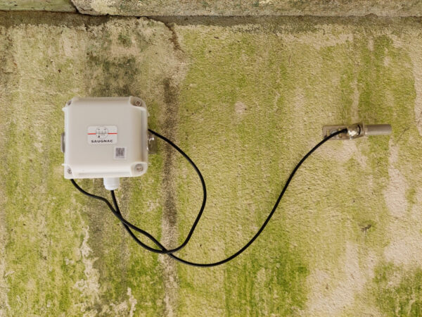R10 Temperatur- und Feuchtigkeitssensor – vernetztes Hygrometer und Thermometer mit Kabel von Saugnac