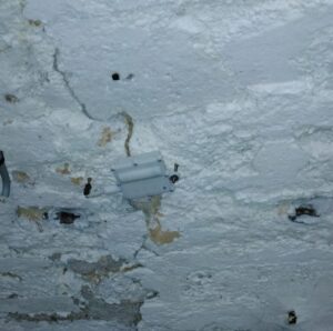 R1 Rissmonitor an einer Betonwand in einem Kellerraum installiert