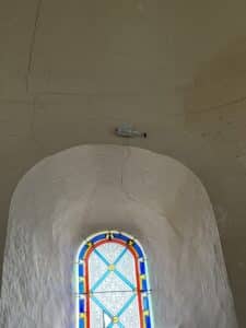 Rissmonitor R1 an einer Kirche