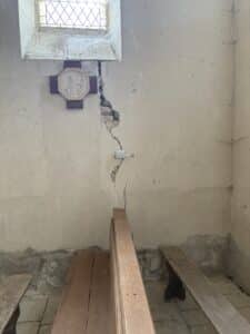 Rissmonitor R1 an einer Kirche