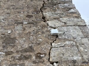 Rissmonitor R1 an einer Kirche