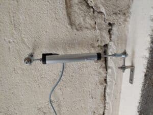 Winkel- oder Scherbewegungs-Befestigungskit für den R2-Rissmonitor