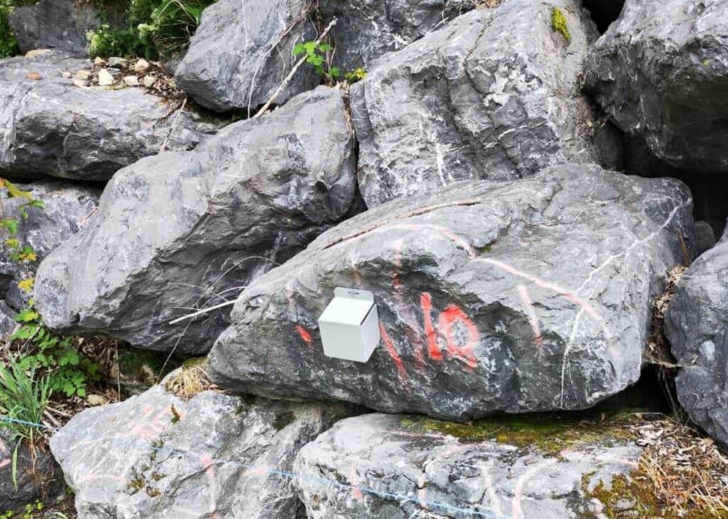 R5 Neigungssensor mit Schutzkappe zur Überwachung einer Felsböschung