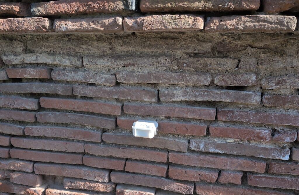 Vernetzter Neigungssensor R5 an einer historischen Ziegelmauer
