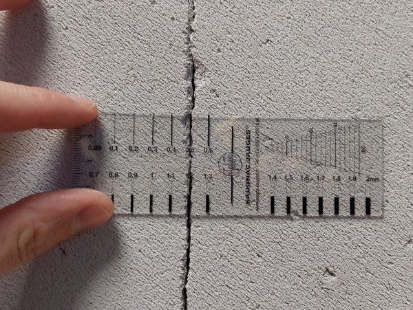 utilisation du fissuromètre pour mesurer une fissure