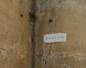 Beispiel für einen Gipsmarke zur Verfolgung von Rissen